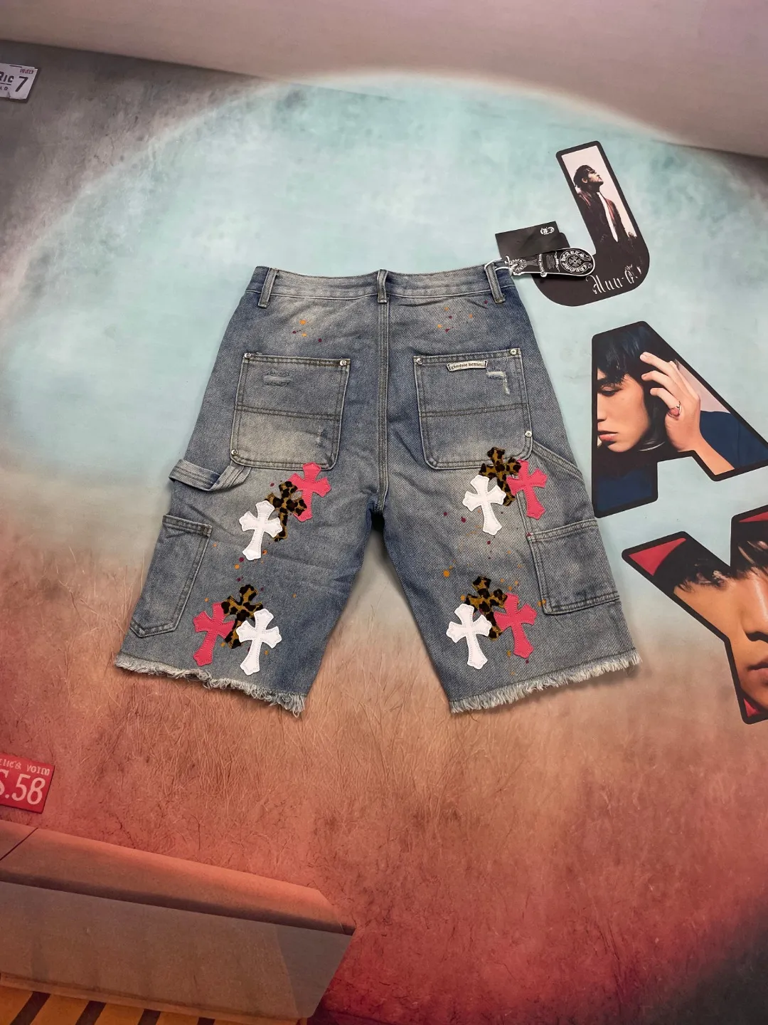 🅿️240 🔘Model No.-KL501 🔘Croxin𝐂𝐡𝐫𝐨𝐦𝐞 𝐇𝐞𝐚𝐫𝐭 CH blue and white three-color leather splash-ink American workwear denim shorts* The brand Croxin is well-known in the fashion circle. The details and design of these shorts are amazing. They use real Levi's jeans bottoms, which are taken apart and then spliced ​​together. This process is too heavy-duty. The hardware is all custom-made from molds, and the texture is superb. The hem is designed with handmade tassels and frayed edges, which is individual and unruly. It is also made of white genuine leather and patched. The blue and white color scheme plus splash-ink elements make it extremely fashionable. The cross pattern is embellished with red, white and leopard print, making it highly recognizable. The washing effect is also very natural, and the overall stitching process is impeccable. The same style for men and women, it looks super stylish when worn, and your handsomeness value skyrockets! The matching suggestions are as follows: Street fashion style: wear a black loose T-shirt with colorful graffiti printed on it, and a short black leather jacket. Wear a pair of black high-top Converse or Nike Dunks, a black baseball cap, and a silver metal necklace to walk on the street, which is full of fashion. Casual fashion style: wear a white simple short-sleeved shirt inside and a light blue denim jacket outside, wear it open. Wear white sneakers and carry a simple black crossbody bag for daily travel, casual and fashionable. Cool and handsome style: Choose a red short crop top and tuck it into shorts. Wear a pair of black thick-soled leather shoes, paired with some metallic bracelets and rings, and go to a music festival or party and you will be the center of attention.  Size: S M L XL XXL (28.30.32.34.36) Color: Blue